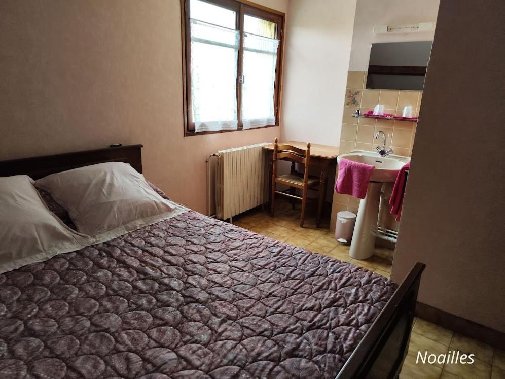 לינה וארוחת בוקר Noailles  A L'Etape De La Ferme מראה חיצוני תמונה